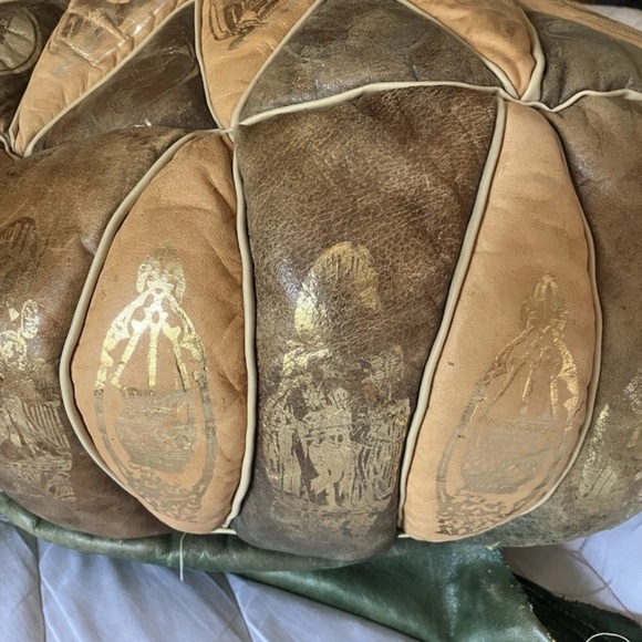 Leather pouf vintage true pouf 1920’s coarse filling Egyptian motif green gold - Picture 4 of 12